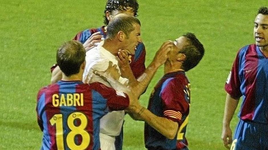 En la temporada 2003 Zinedine Zidane y Luis Enrique disputaron una épica pelea. Este sábado chocarán en el banquillo del Real Madrid y Barcelona respectivamente. (Foto: EFE)