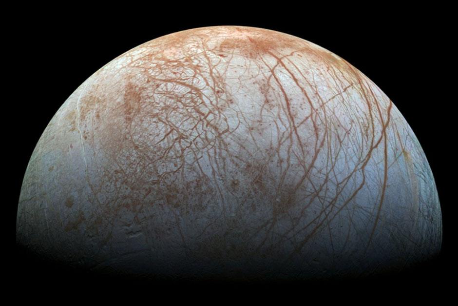Los científicos de la NASA descubrieron que una de las Lunas de Júpiter podría estar cubierta por agua, la cual es considerada esencial para la vida. (Foto: NASA)