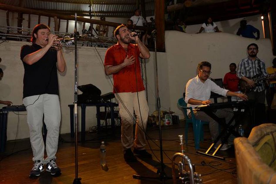 La Orquesta de Percusión Garífuna de Guatemala se unió a Malacates en una nueva versión de "Déjame llegar". (Foto: Facebook/US Embassy Guatemala)