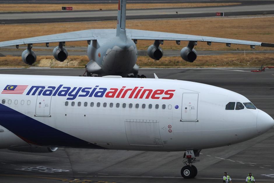 Cuando la aerolínea Malasya Airlines se recuperaba económicamente de la caída de uno de sus aviones en el océano Índico, un nuevo desastre aéreo torna difuso el panorama para esta empresa que acumula pérdidas desde hace tres años (Foto: Archivo)