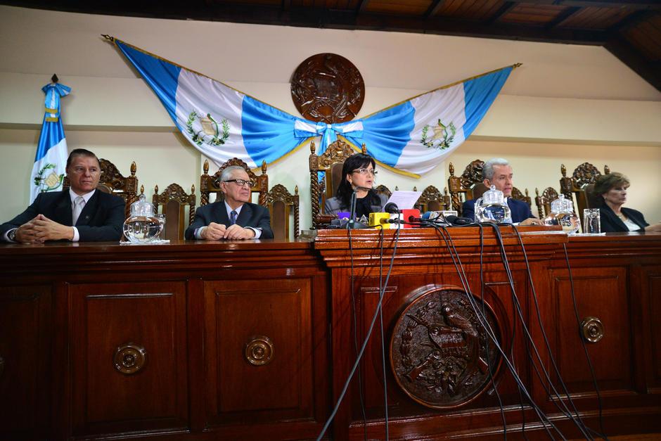 Segundo de izquierda a derecha, el hasta ahora magistrado de la Corte de Constitucionalidad, Alejandro Maldonado Aguirre, podría convertirse en vicepresidente este jueves. (Foto: Archivo/Soy502)