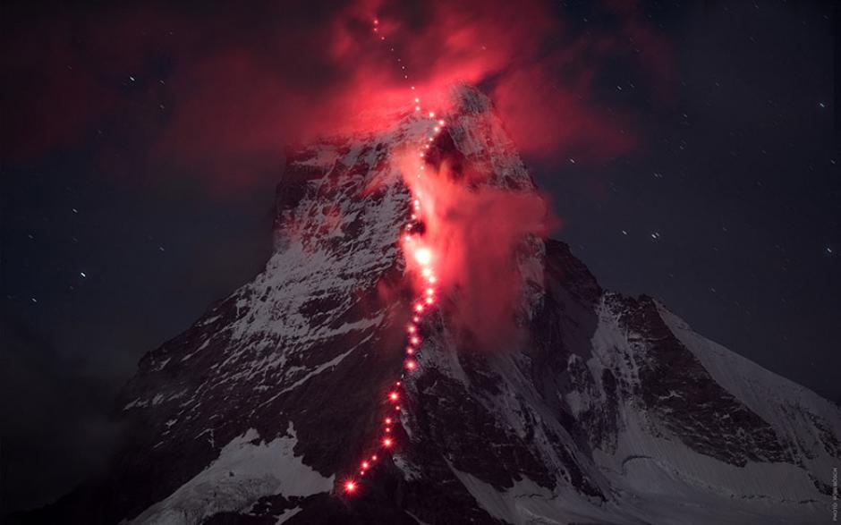 La marca suiza de equipo de alpinismo Mammut conmemoró el 150 aniversario del primer ascenso al pico Matterhorn por el montañista Edward Whymper. &nbsp;(Foto: boredpanda.com)