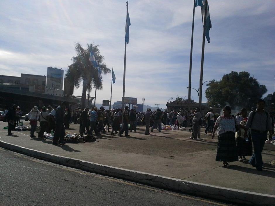 Decenas de maestros del sector público se aglomeran en la plaza El Obelisco en la zona 13 de la capital para manifestar por la ciudad. &nbsp;(Foto: Evelyn de León/Soy502)