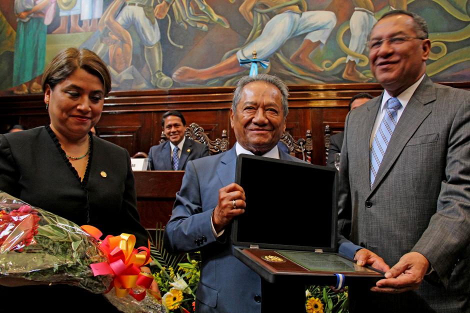 Armando Manzanero recibió un reconocimiento de parte del Congreso de la República por su trayectoria artística. (Foto: Esteban Biba/Soy502)&nbsp;