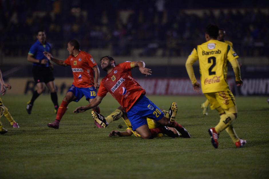 Carlos el "Pescado" Ruiz recibió una fuerte entrada en el medio campo. Los rojos no perdían desde la segunda jornada del Clausura 2016. (Foto: Nuestro Diario)