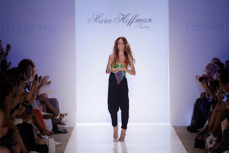 La diseñadora estadounidense Mara Hoffman (centro) se inspiró en Guatemala para realizar su colección verano 2015. (Foto: FashionTV oficial)&nbsp;
