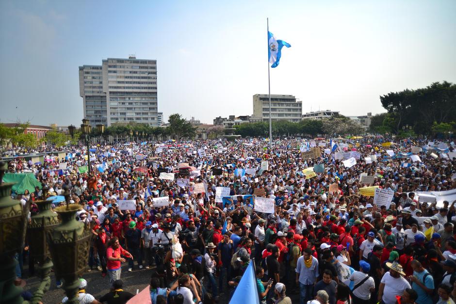 El pasado 25 de abril más de 30 mil guatemaltecos se reunieron en la Plaza de la Constitución para protestar contra la corrupción. &nbsp;(Foto: Archivo/Soy502)&nbsp;