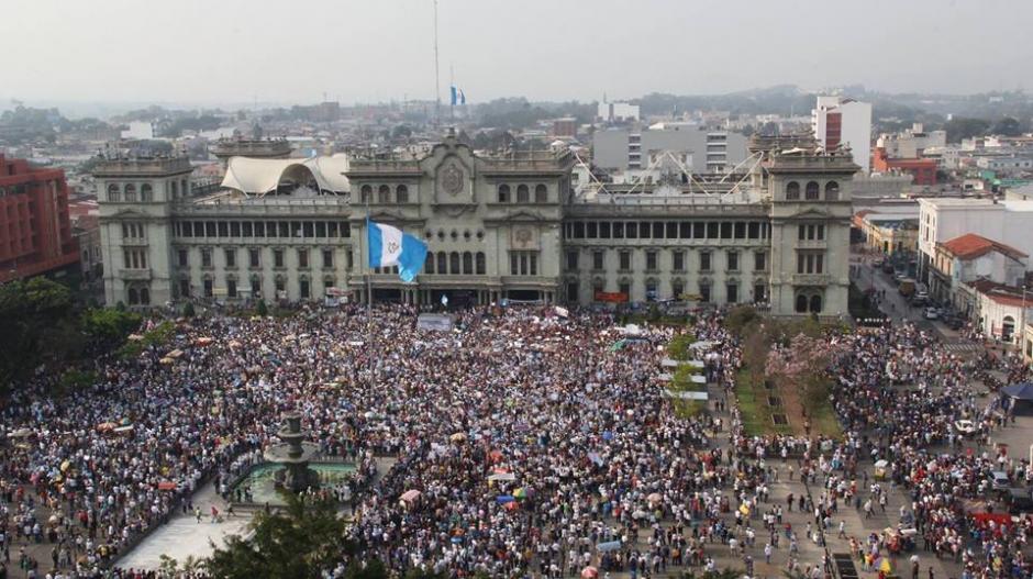 A través de herramientas gratuitas, como Google Maps Area Calculator, es posible establecer que a la Plaza de la Constitución acudieron casi 32 mil guatemaltecos que se manifestaron pacíficamente. (Foto: Alexis Batres/Soy502)&nbsp;