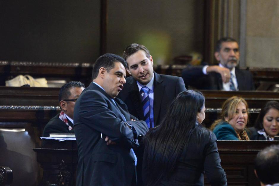 Marco Aurelio Pineda, de corbata celeste, es el diputado más tránsfuga de esta legislatura. &nbsp;Ha pasado por 5 bancadas en menos de 3 meses. (Foto: Archivo/Soy502)