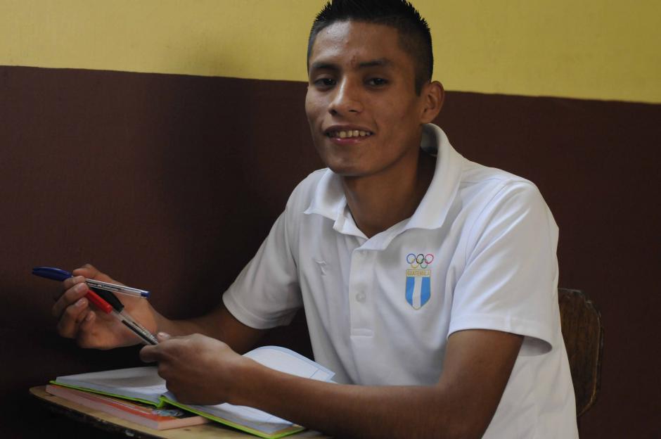 Mario Pacay actualmente está cursando bachillerato en el Colegio América Latina; además de soñar como deportista, también lo quiere hacer como profesional. (Foto: Soy502)