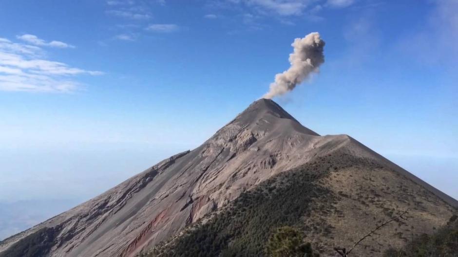 Las fumarolas del volcán Fuego alcanzaron los 14 mil pies. (Foto: Youtube)