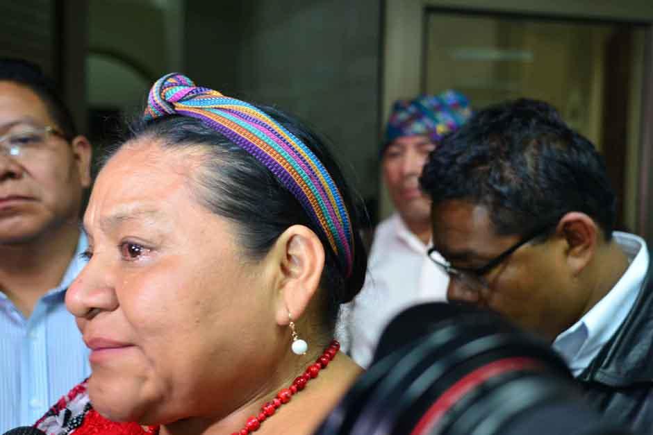 Rigoberta Menchú, premio Nobel de la Paz, lloró cuando finalizó el juicio con una sentencia condenatoria en contra de uno de los responsables de la muerte de 37 personas en el interior de la Embajada de España, entre ellos el padre de Menchú. (Foto: Jesús Alfonso/Soy502)