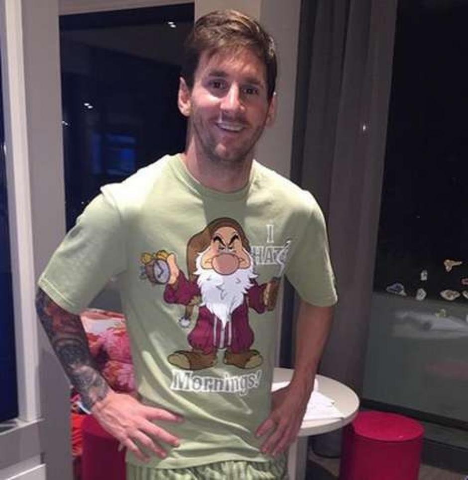 Messi posó con su nueva piyama, un regalo "especial" del uruguayo Luis Suárez. (Foto: Instagram)