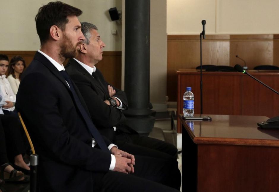 Leo Messi y su padre comparecen este con el juzgado que le acusa de fraude. (Foto. AFP)