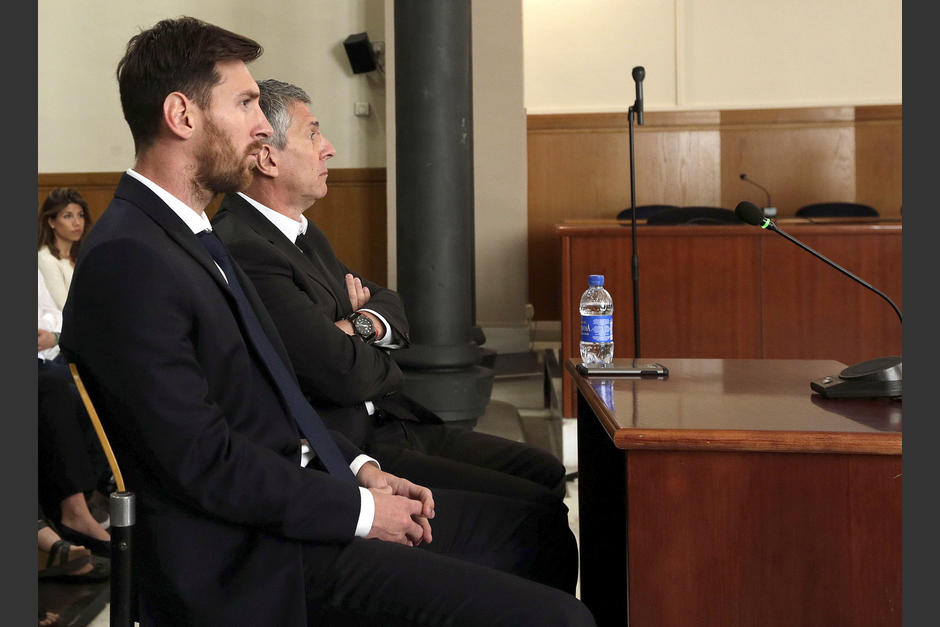 Lionel Messi y su padre fueron condenados a 21 meses de prisión por defraudación. (Foto: EFE)