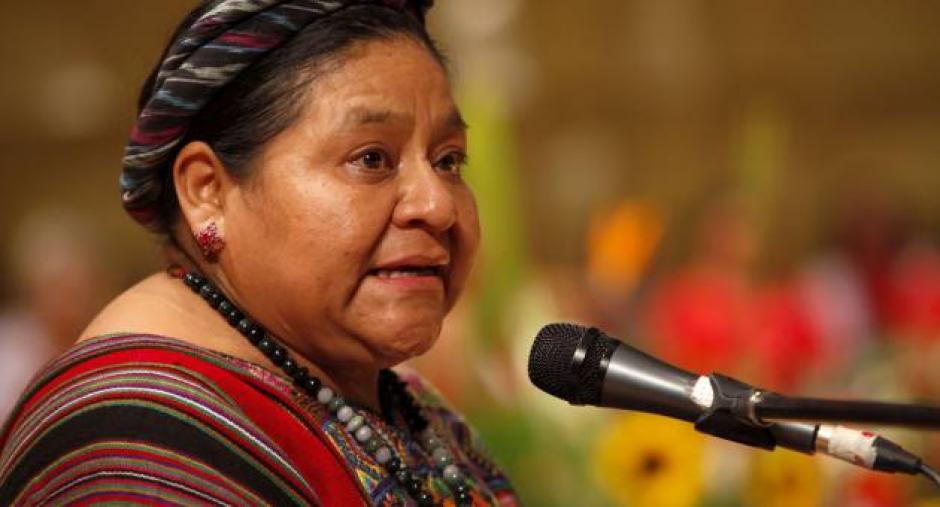 La líder indígena y Premio Nobel de la Paz Rigoberta Menchú rindió un homenaje a Hugo Chávez, en el Cuartel de la Montaña en Caracas. (Foto: Juventud Bicentenaria)