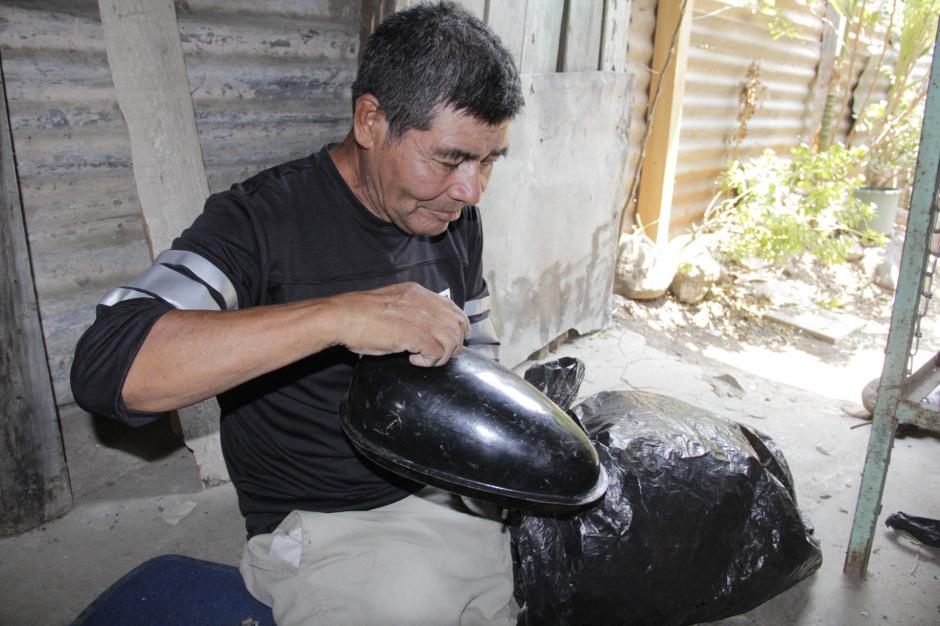 Don Miguel Ángel Ortiz revisa las piezas mecánicas que le regalaron y espera que un mecánico pueda ayudarlo a ensamblar un nuevo vehículo modificado para su condición. (Foto: Fredy Hernández/Soy502)