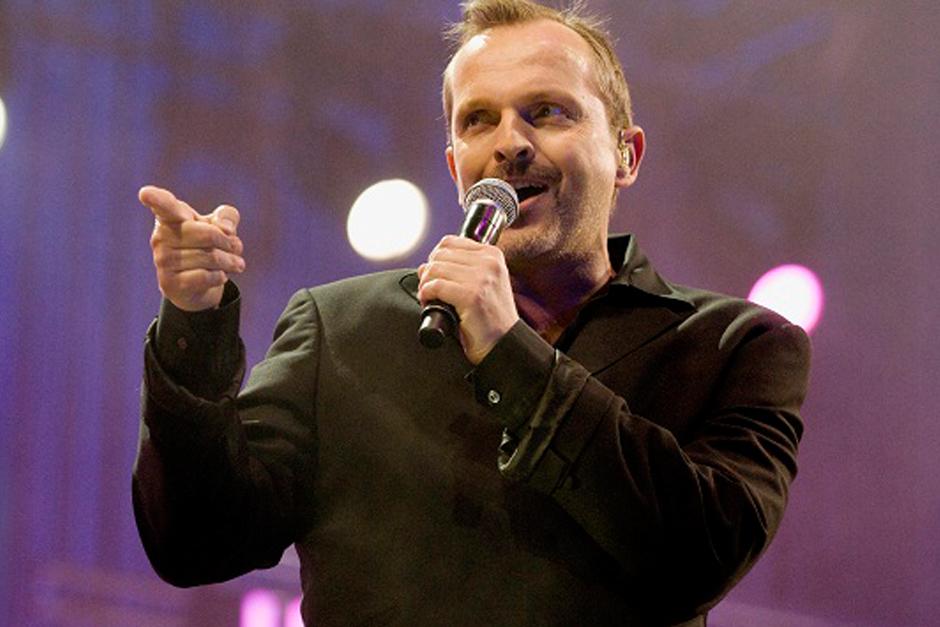 Miguel Bosé inició su carrera musical con "Linda" en 1977. Con el paso de los años consolidó su destacada trayectoria artística. &nbsp;El año pasado la Academia Latina de la Grabación lo distinguió con el premio "Person of the Year 2013", donde reconocieron su labor humanitaria y musical.&nbsp;