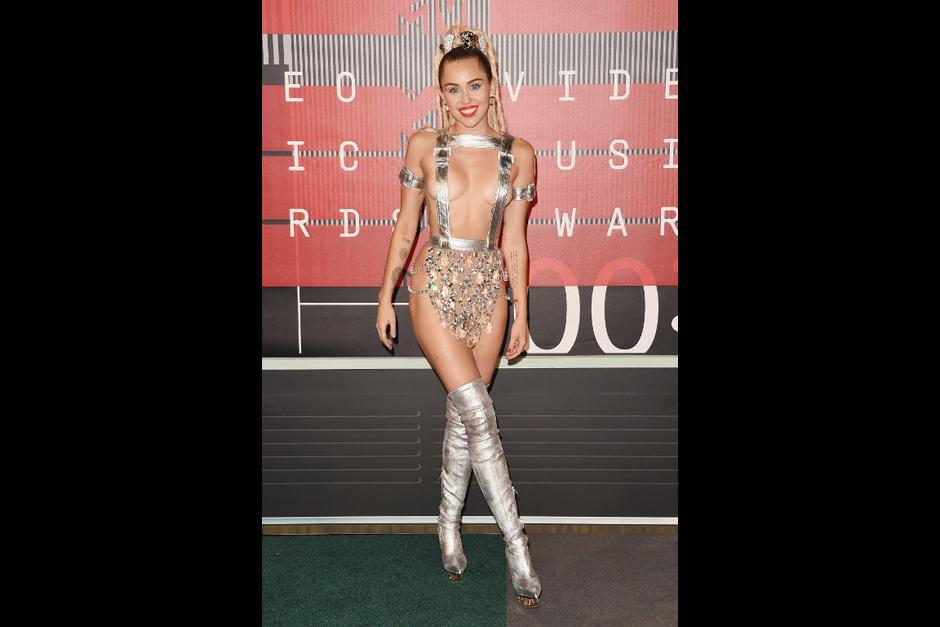 La conductora del evento Miley Cyrus asiste a los MTV Video Music Awards. (Foto: AFP)