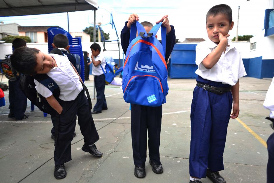 Un niño muestra la mochila entregada por el presidente Otto Pérez Molina en la inauguración del ciclo lectivo 2015. (Foto: Jesús Alfonso/Soy502)&nbsp;