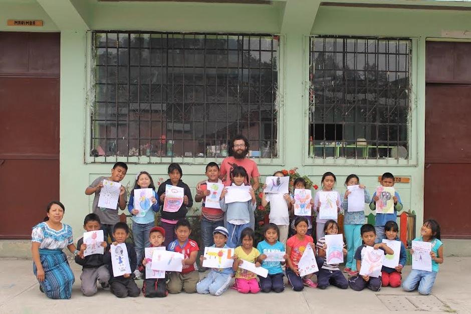 El ilustrador turco Rasim Torun visitó Guatemala con un interesante proyecto bajo el brazo. (Foto: Rasim Torum)
