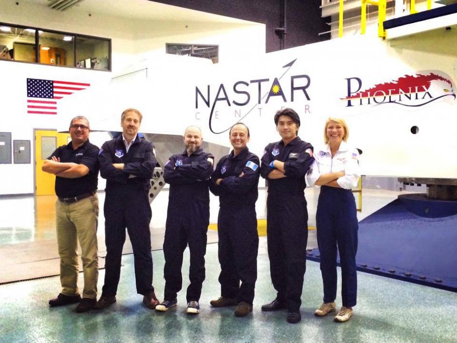 Vinicio Montoya junto a los compañeros que tomaron la prueba en el centro NASTAR en Phoenix, Arizona. &nbsp;(Foto: Facebook)