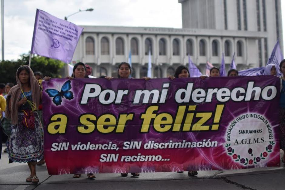 Mujeres de diferentes organizaciones y del interior del país se concentraron frente a la CSJ para pedir fin a la violencia de género. (Foto: Esteban Biba/Soy502)
