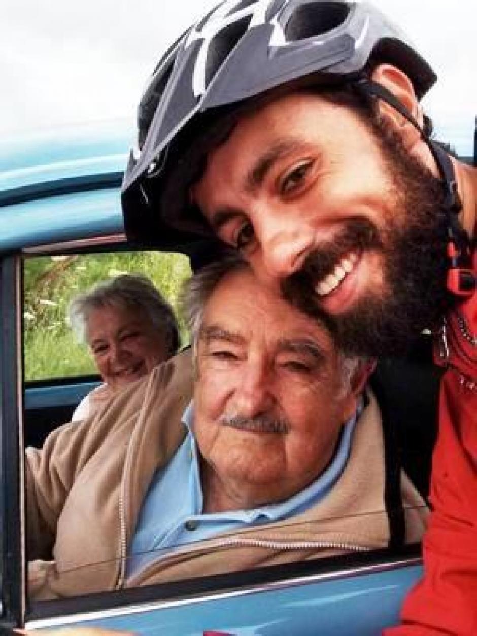 El ciudadano brasileño tardó 35 días en llegar a Monte Video para fotografiarse con el presidente de Uruguay. (Foto: Eduardo Pereira/Twitter)&nbsp;