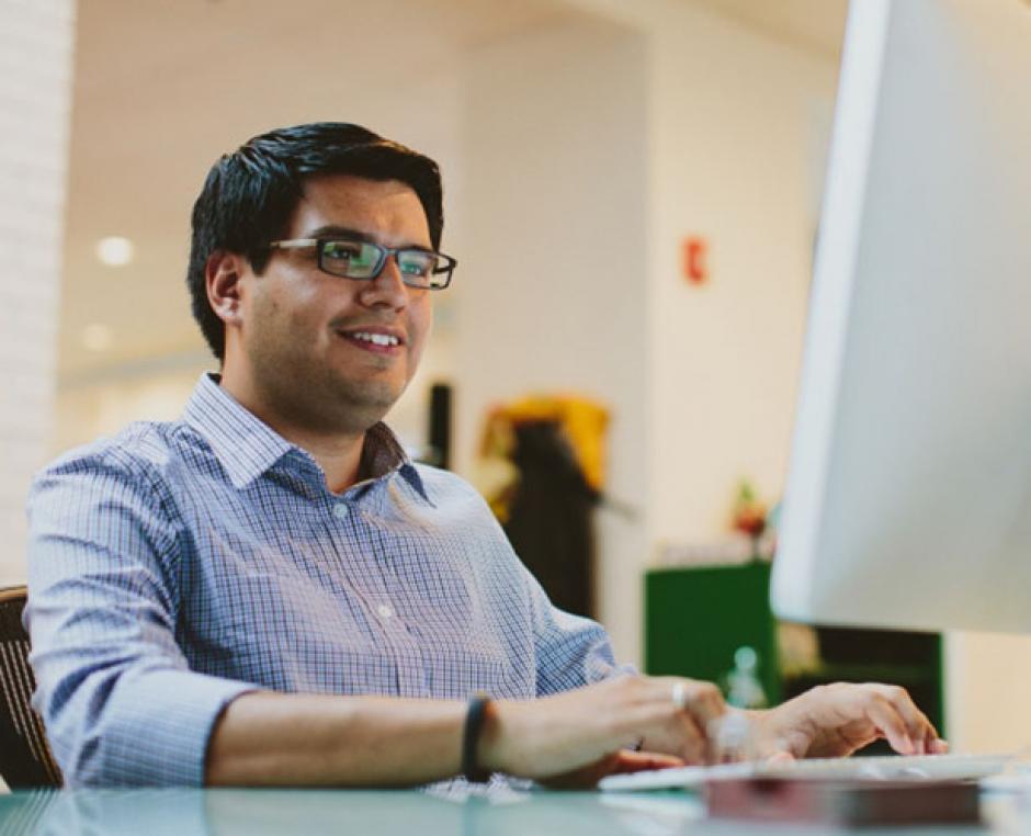 Antonio Navas, es uno de los 15 desarrolladores que da vida a Duolingo. &nbsp;(Foto: Technologyreview.es)