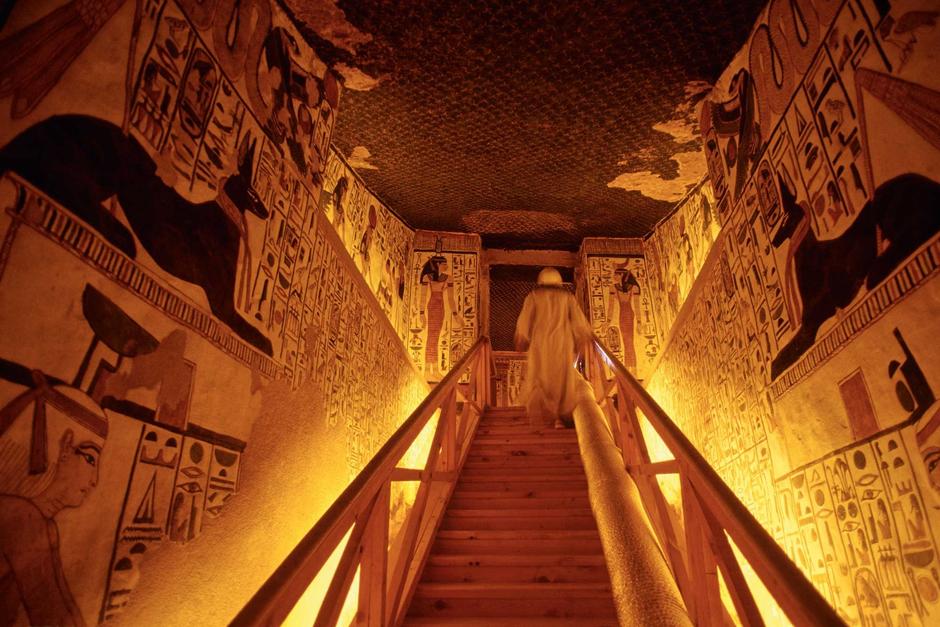 Escalera de la cámara funeraria de una de las reinas del Antiguo Egipto, cuyos muros están decorados con imágenes de divinidades. (Foto: National Geographic)