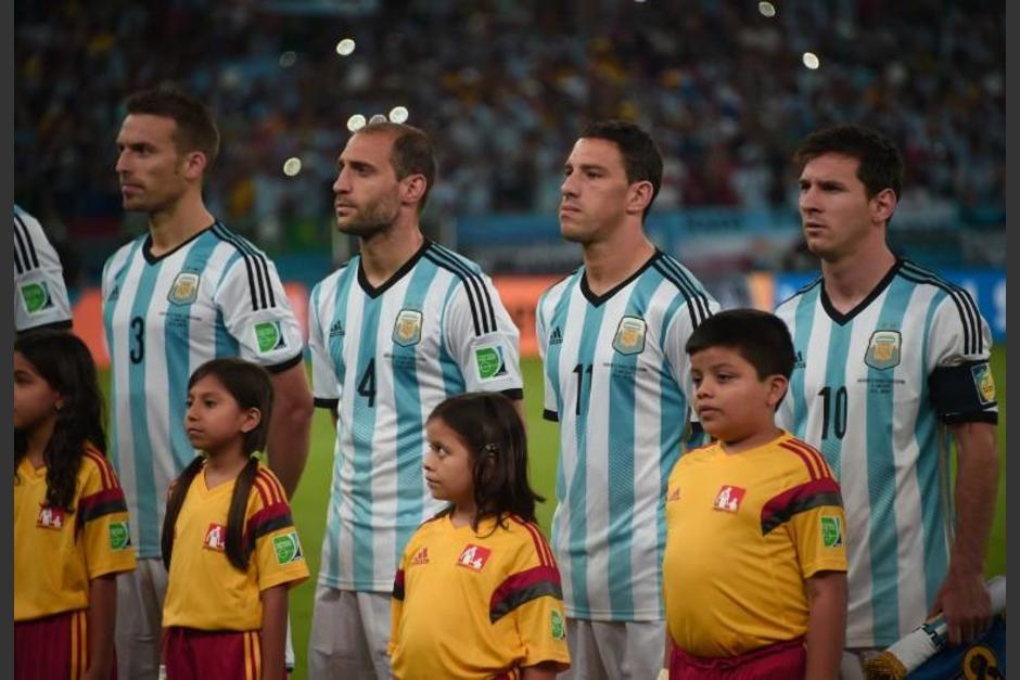 Milton Emmanuel Alfaro Tomás, de 7 años, originario de Malcatán, San Marcos, salió de la mano de Messi en el juego de debut de la Selección Argentina ante Bosnia. (Foto: AFP)