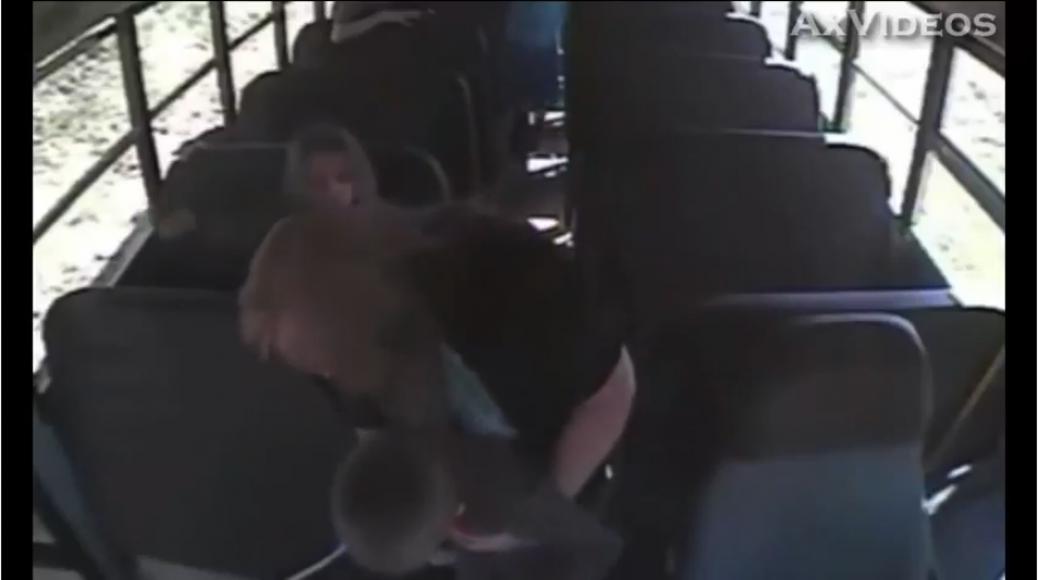 La conductora de un autobús escolar salvó a un niño de morir asfixiado, &nbsp;luego de que éste se tragara una moneda. (Foto: Captura de YouTube)