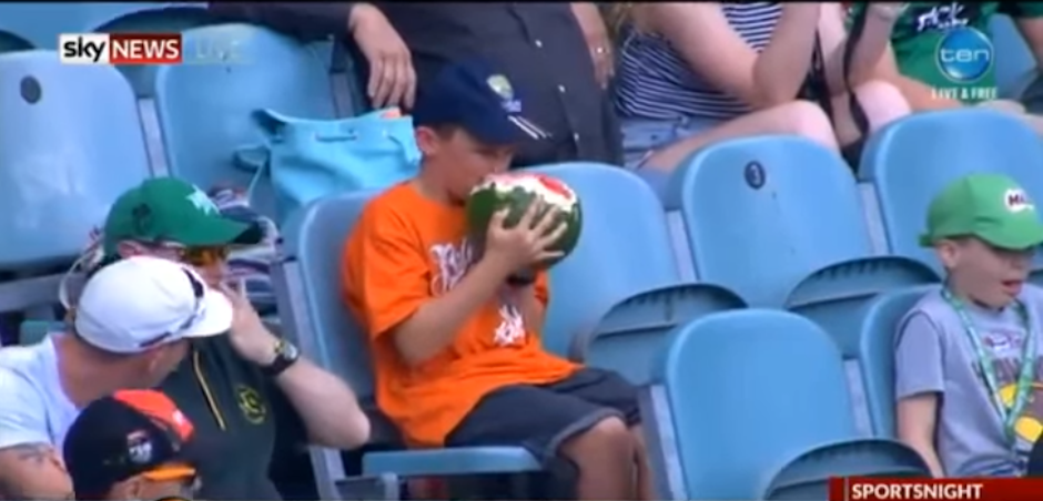 La forma particular en la que este niño disfruta de una sandía entera, con todo y cáscara durante un partido de cricket, se ha hecho viral. (Foto: YouTube)