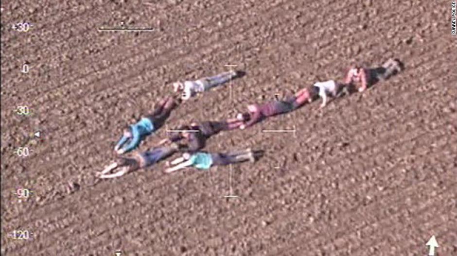 Los niños formaron una flecha con sus cuerpos para ayudar a atrapar a los sospechosos. (Foto: Surrey Police)