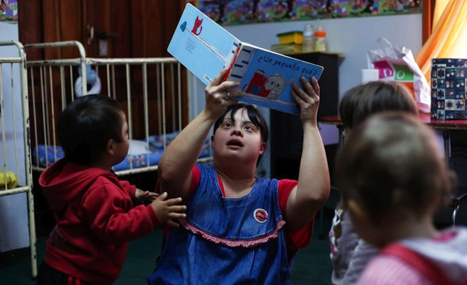 Noelia es la primera maestra con síndrome de Down en Argentina. (Foto: AFP)