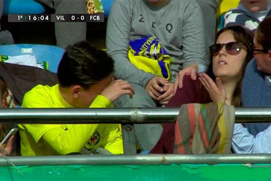 Una aficionada del Villareal se llevó la peor parte durante la primera mitad del encuentro entre ese equipo y el Barcelona, pues un balonazo de Messi le dio en el rostro. (Foto: Liga BBVA)