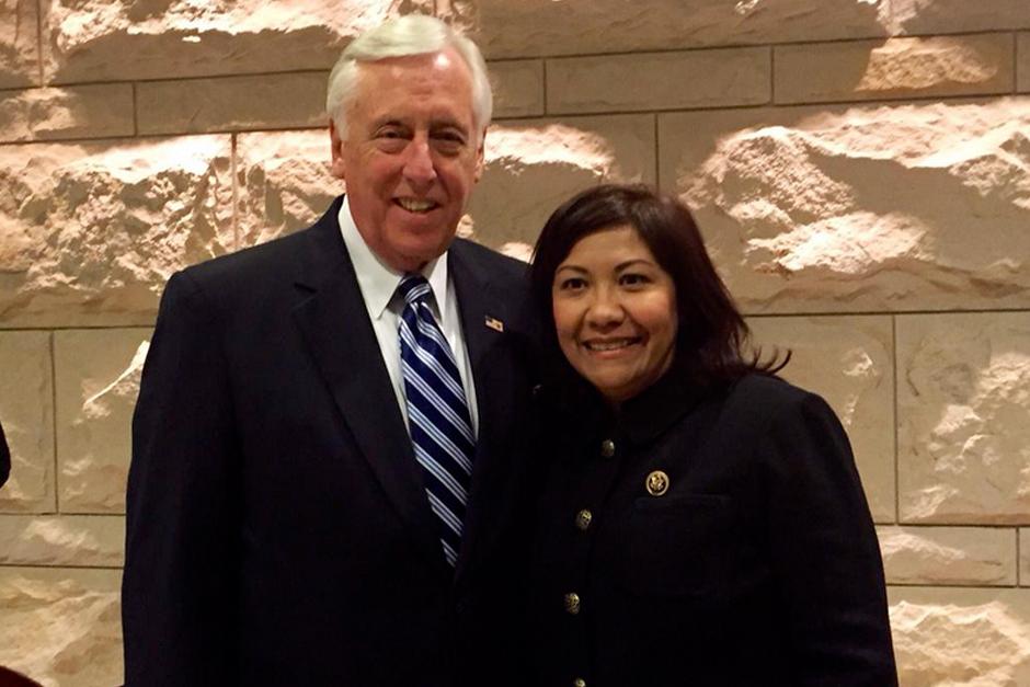 La congresista Norma Torres junto a Steny Hoyer, integrante de la Cámara de Representantes de Estados Unidos. (Foto: Twitter/Norma Torres)