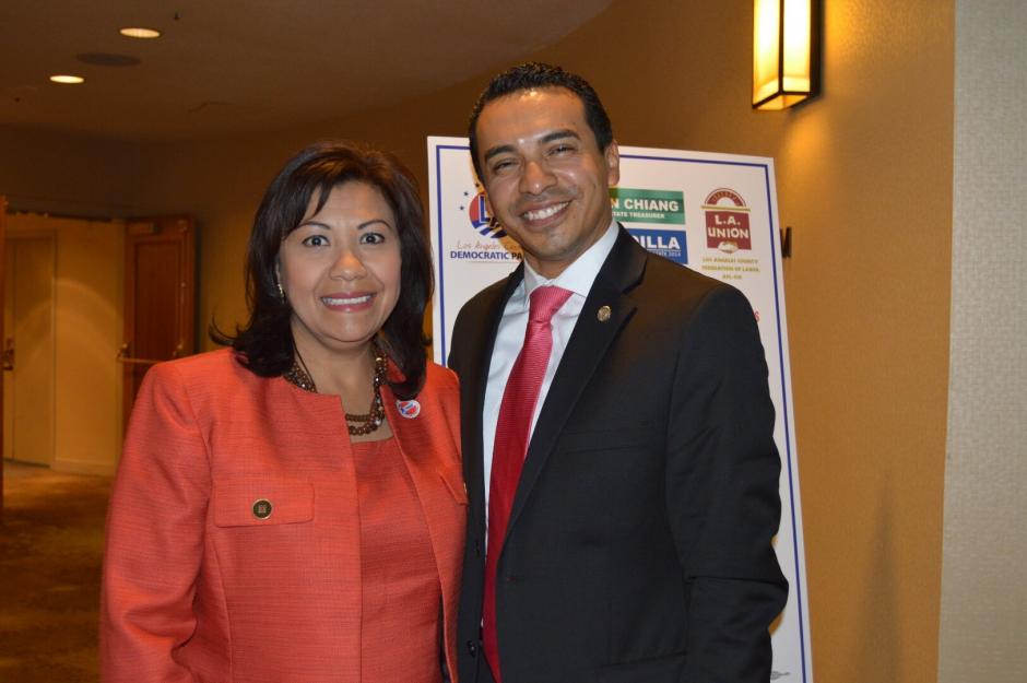 El Cónsul de Guatemala en Los Ángeles, &nbsp;Pablo Garcia, felicitó a Norma Torres al momento de conocerse los primeros resultados que le dieron la victoria como Congresista de California. (Foto: Giovanni Bautista/Soy502)