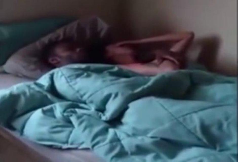 El hombre grabó a su novia durmiendo con otra persona y lo hizo público en las redes sociales. (Foto: YouTube)&nbsp;