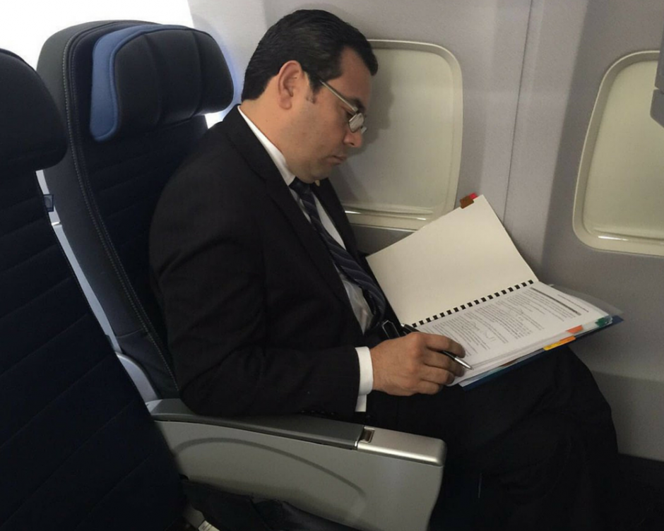 Una de las fotos publicadas por Jimmy Morales en sus redes sociales para mostrar que viaja en clase económica. (Foto: Twitter Jimmy Morales)
