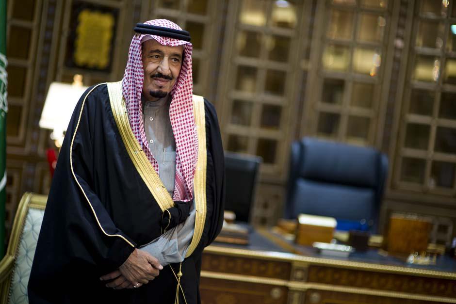 Salman bin Abdul-Aziz Al Saud, el nuevo rey de Arabia Saudí, tomó posesión tras la muerte de su hermano y se convierte en el monarca del país con la producción de petróleo más grande del planeta. Los precios subieron, ya que se espera que Salman logre acuerdos con la OPEP para regular precios. (Foto: Archivo)