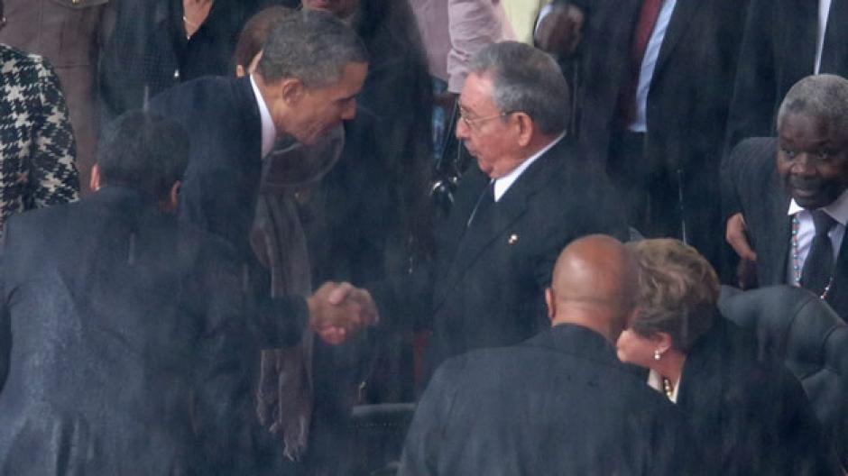 Durante el funeral de Nelson Mandela, Barack Obama y Raúl Castro se dieron la mano, lo que no sucedía entre los presidentes de Cuba y Estados Unidos desde 1961. (Foto: CNN)