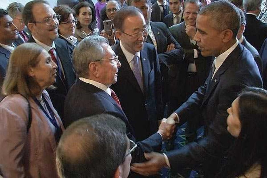 Los mandatarios de Estados Unidos y Cuba se reunieron en Panamá durante la Cumbre de las Américas. &nbsp;(Foto: emol.com)&nbsp;