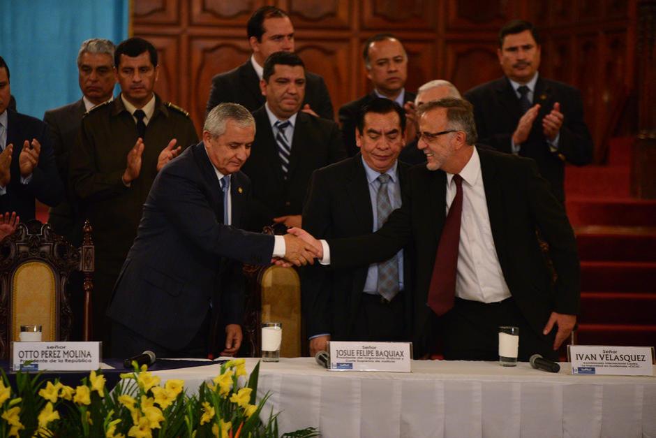 Existen varias versiones de este momento histórico el 9 de julio de 2015, en que el presidente Otto Pérez Molina le da la mano, derrotado, al jefe de la Cicig, Iván Velásquez, al oficializarse que la Comisión permanecería en Guatemala. (Foto: Wilder López/Soy502).