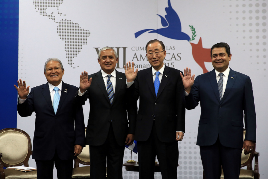 Pérez Molina, Sánchez Cerén y Hernández entregaron el documento del plan estratégico al secretario general de la ONU, Ban Ki-Moon. (Foto: Twitter)