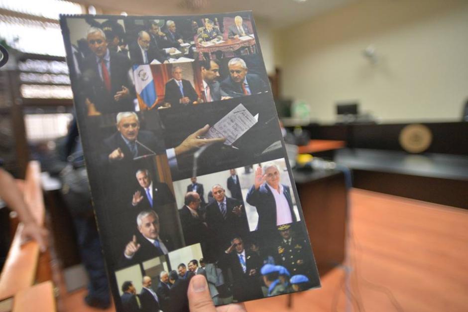 La portada del libro incluye varias fotografías, incluso de medios de comunicación. (Foto: Wilder López/Soy502)