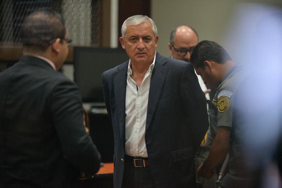El expresidente Otto Pérez Molina llega a la Torre de Tribunales para audiencia en la que se decidirá si enfrentará juicio. (Foto: Alejandro Balán/Soy502)