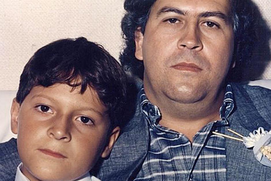 Juan Pablo junto a su padre, el narcotraficante que fue conocido como "el dueño de Medellín". (Foto: El Mundo)