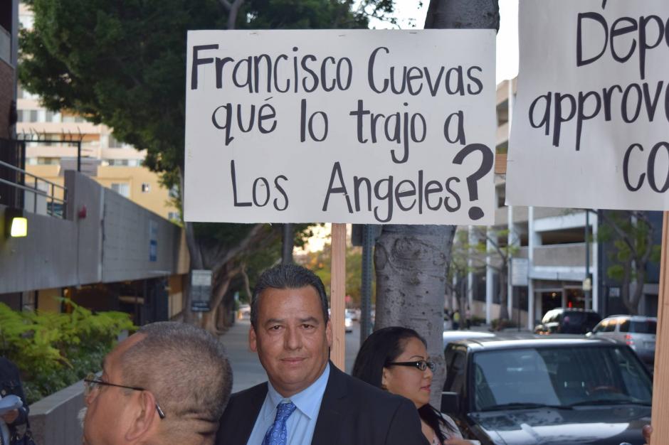 Con varias pancartas fue recibido Francisco Cuevas en Los Ángeles. &nbsp;(Foto: Revista La voz del Migrante)