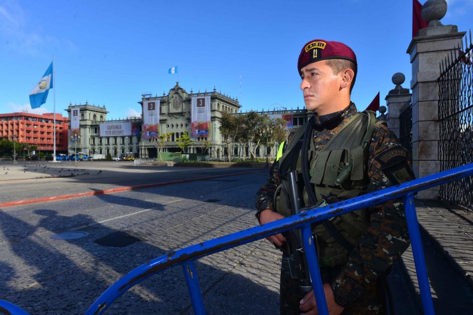 Elementos de la Policía Nacional Civil y del Ejército rodean las cercanías del Palacio Nacional. (Foto Jesús Alfonso/Soy502)